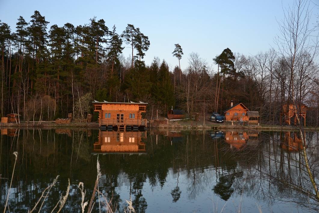 Log Cabin Wellness - treehouse a srub na vodě Višňová